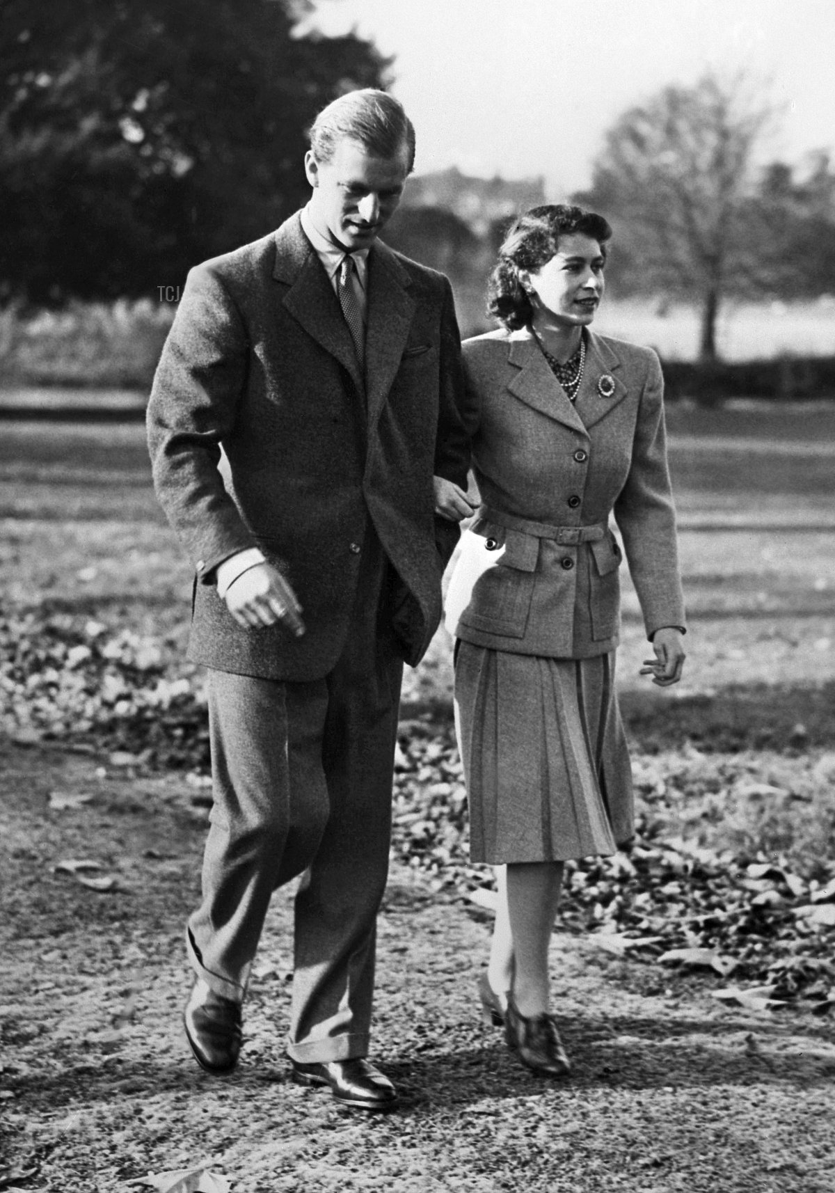 La principessa Elisabetta (a destra) e il principe Filippo, Duca di Edimburgo (a sinistra), camminano durante il loro viaggio di nozze a Broadlands, Hampshire, il 25 novembre 1947.