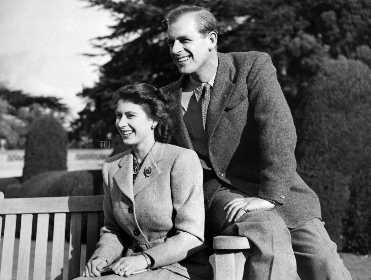 La principessa Elisabetta (futura regina) e suo marito Filippo, duca di Edimburgo, durante il loro viaggio di nozze, 25 novembre 1947, a Broadlands, Hampshire.