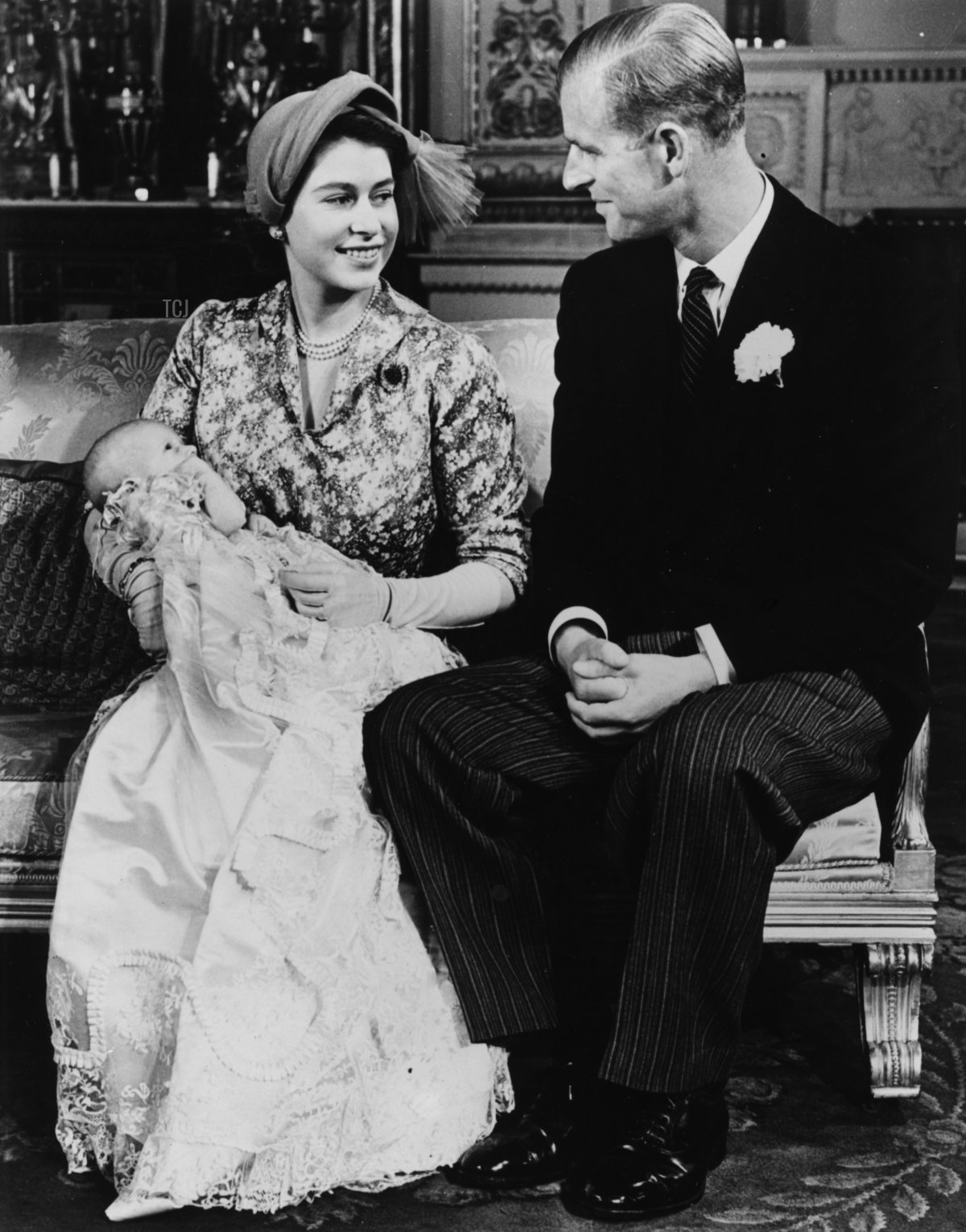 Ritratto della principessa Elisabetta e del principe Filippo con la loro figlia neonata, la principessa Anna, dopo il battesimo, a Buckingham Palace, 23 ottobre 1950.