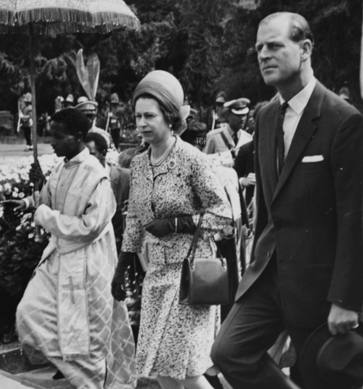 La regina Elisabetta II e il principe Filippo, duca di Edimburgo, arrivano alla tomba della defunta imperatrice Menen, dove la regina ha deposto una corona, Etiopia, 4 febbraio 1965.