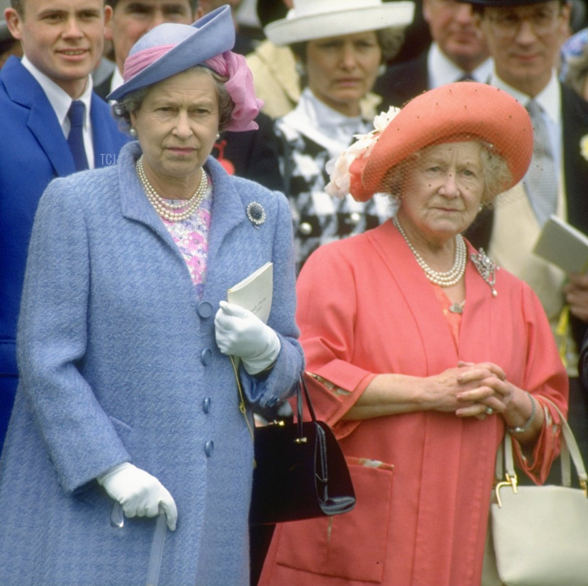 Giugno 1991: Sua Maestà la Regina (a sinistra) e Sua Maestà la Regina Madre (a destra) durante il Derby presso l'ippodromo di Epsom in Inghilterra.