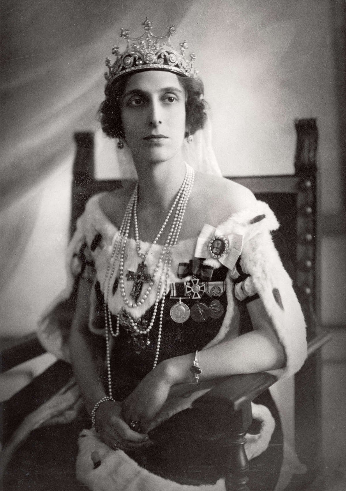 La principessa ereditiera Louise di Svezia posa per un ritratto ufficiale in abito di corte, 1925 (Wikimedia Commons)