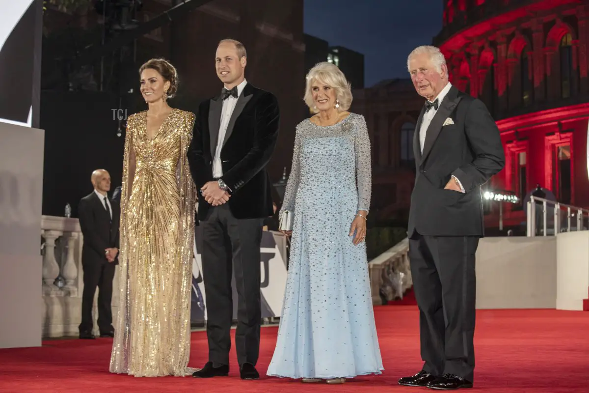 Catherine, Duchessa di Cambridge, Principe William, Duca di Cambridge, Camilla, Duchessa di Cornovaglia e Principe Carlo, Principe di Galles partecipano alla Premiere Mondiale di 'No Time To Die' al Royal Albert Hall il 28 settembre 2021 a Londra, Inghilterra