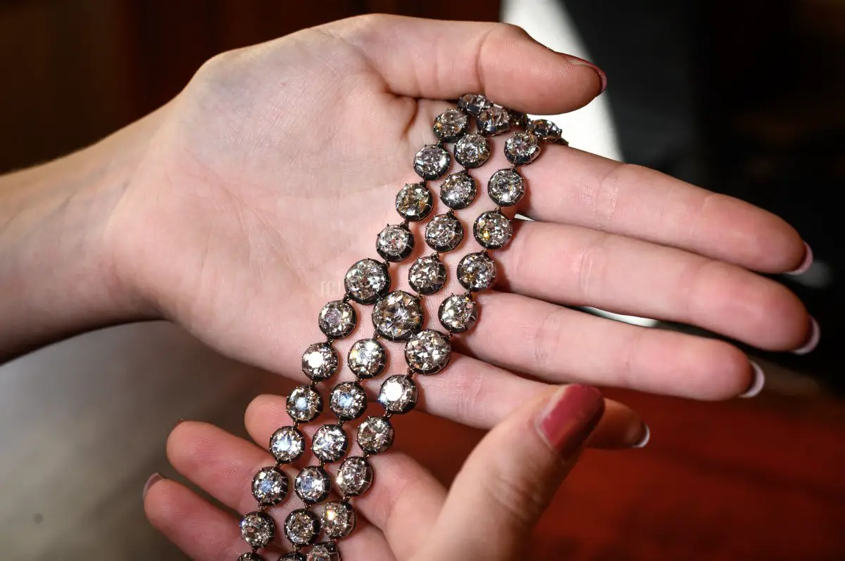 Questa immagine, scattata a Ginevra il 6 settembre 2021, mostra uno dei due bracciali appartenuti alla regina francese Maria Antonietta, adornato con tre file di 112 diamanti antichi, che verranno offerti per la prima volta in vendita a un prezzo stimato di 2 - 4 milioni di dollari USA (Euro 1,8 - 3,7 milioni) dalla casa d'aste Christie's il 9 novembre a Ginevra.