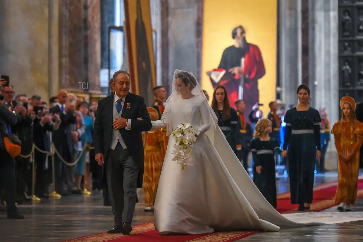 Victoria Romanovna Bettarini accompagnata da suo padre, Roberto Bettarini, arriva alla cerimonia nuziale presso la Cattedrale di San Isacco a San Pietroburgo, il 1 ottobre 2021