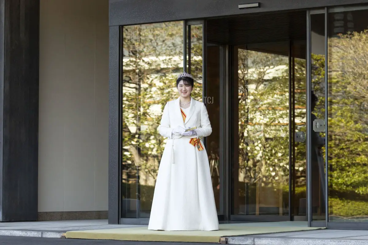 La principessa Aiko del Giappone, figlia dell'Imperatore Naruhito e dell'Imperatrice Masako, saluta i membri dei media in occasione del suo ingresso nell'età adulta al Palazzo Imperiale di Tokyo il 5 dicembre 2021, dopo aver festeggiato il suo 20esimo compleanno il 1 dicembre