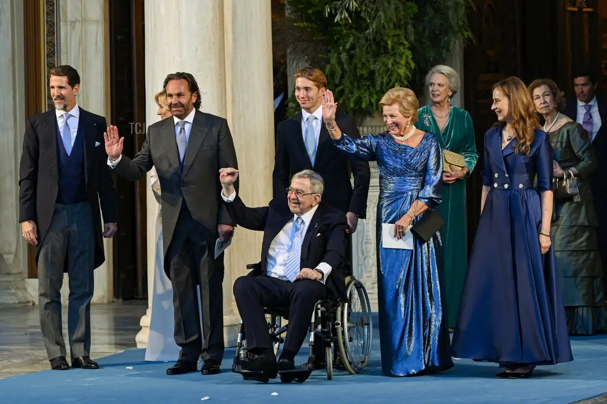 Principe Costantino Alexios, (C in piedi) Ex-Re Konstantin (C seduto) ed Ex-Regina Anne-Marie (Centro, a destra) salutano mentre lasciano la Cattedrale Ortodossa di Atene dopo la cerimonia di matrimonio di Nina Flohr e Principe Philippos presso la Cattedrale Ortodossa Greca Metropolita il 23 ottobre 2021 ad Atene, Grecia