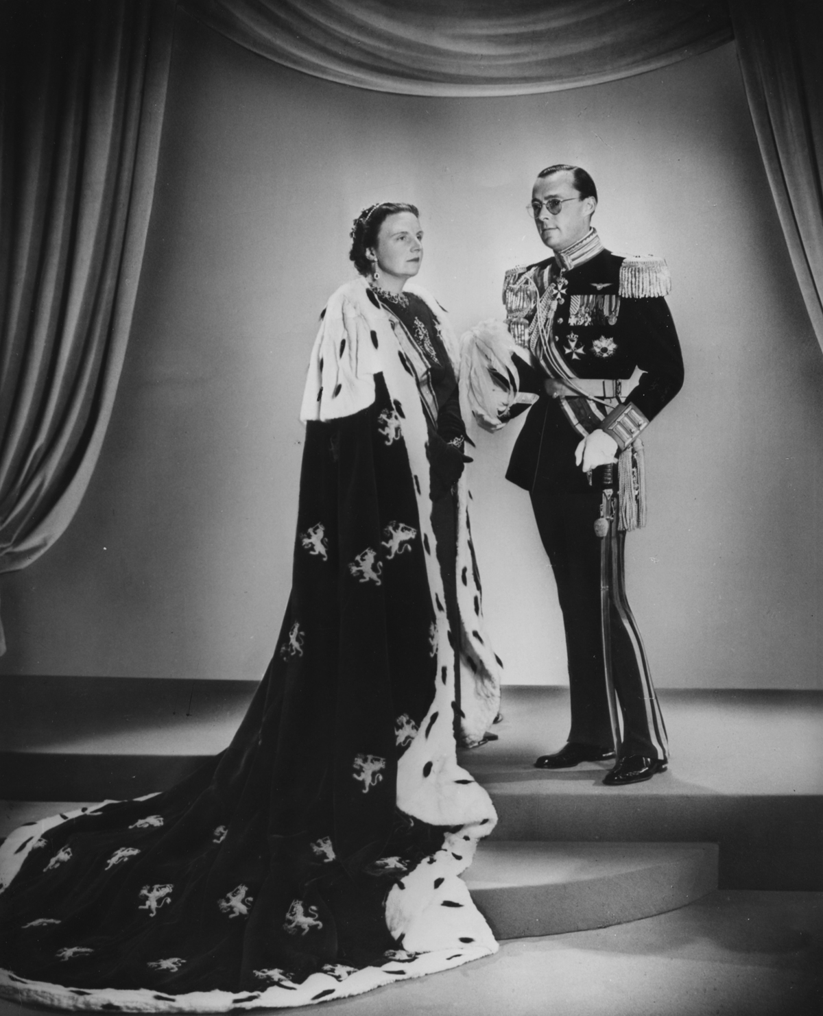 Ritratto della Regina Giuliana e del Principe Bernardo dei Paesi Bassi, scattato dopo la sua inaugurazione ad Amsterdam il 9 settembre 1948 (Central Press/Hulton Archive/Getty Images)