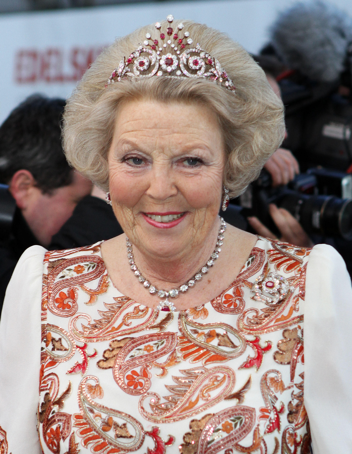 La Regina Beatrice dei Paesi Bassi partecipa a una cena di gala per celebrare il 70° compleanno della Regina Margrethe II di Danimarca il 16 aprile 2010 (Albert Nieboer/DPA Picture Alliance/Alamy)