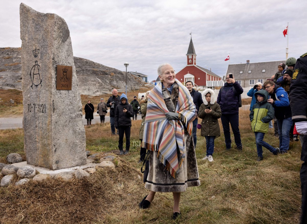 La regina Margrethe di Danimarca (C) scopre una targa di una pietra commemorativa dedicata a Christian X di Danimarca e alla visita reale della regina Alexandrine del 1921, nel porto coloniale di Nuuk, Groenlandia, il 10 ottobre 2021