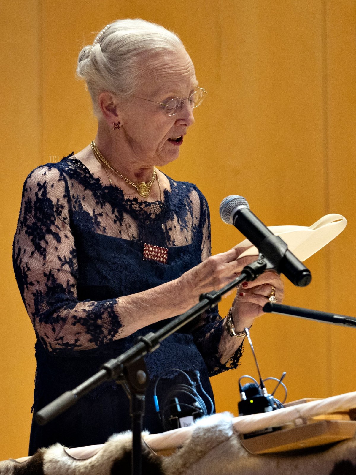 Questa foto scattata il 9 ottobre 2021 mostra la regina Margrethe di Danimarca mentre tiene un discorso durante una cena ufficiale organizzata dal presidente del Naalakkersuisut presso la casa della cultura Katuaq, durante la sua visita in Nuuk, Groenlandia