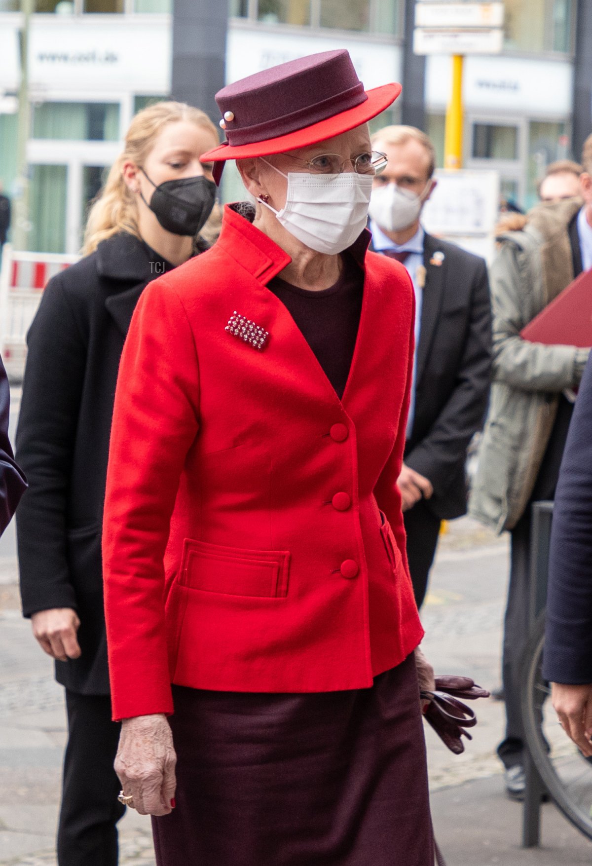 La regina Margrethe di Danimarca arriva per un tour con il presidente tedesco Frank-Walter Steinmeier e sua moglie Elke Buedenbender attraverso il Centro Documentazione Fuga, Espulsione e Riconciliazione l'11 novembre 2021 a Berlino, Germania