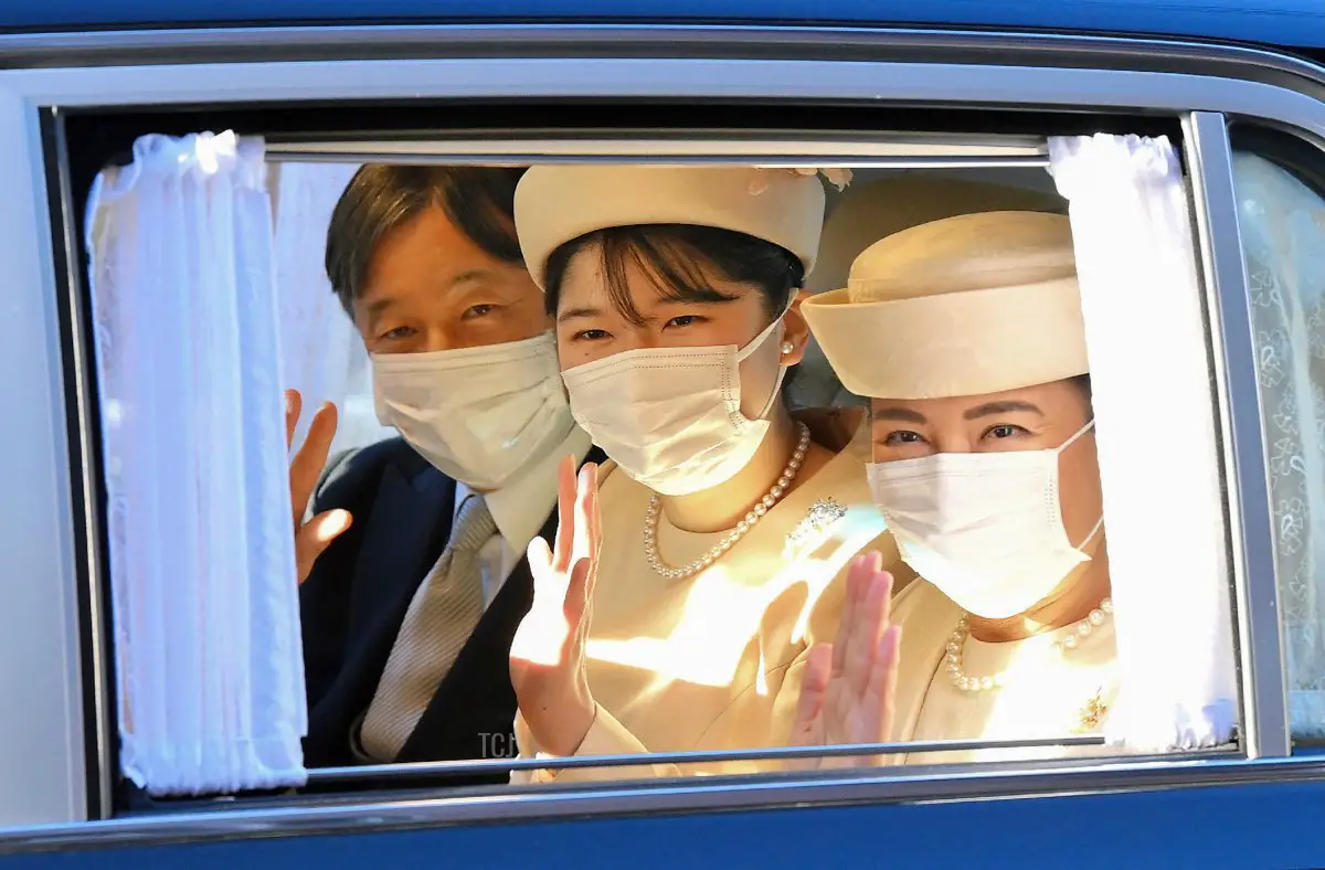 L'Imperatore giapponese Naruhito (sinistra), l'Imperatrice Masako (destra) e la loro figlia la Principessa Aiko (centro) salutano i membri dei media da un'auto mentre visitano l'ex imperatore e l'ex imperatrice a Sento Karigosho, o 