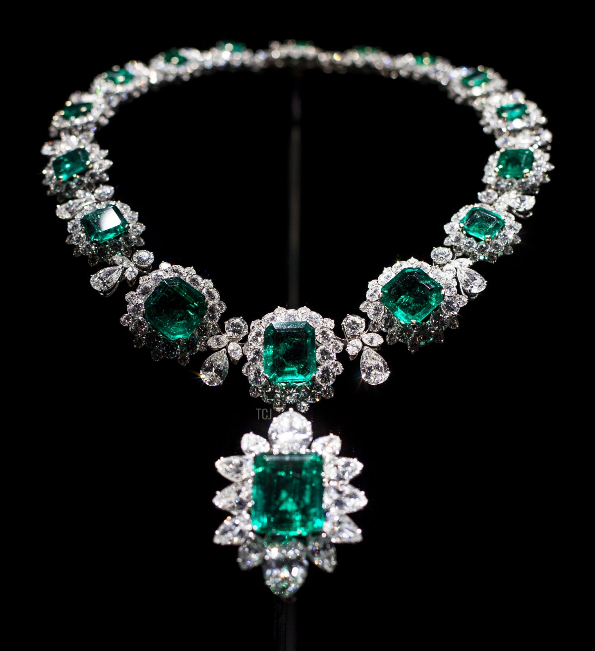 Una collana Bulgari di smeraldi colombiani circondata da diamanti, con un grande pendente di smeraldo da 23,44 carati, appartenente all'attrice Elizabeth Taylor in esposizione al Victoria and Albert Museum il 2 aprile 2014 a Londra, Inghilterra