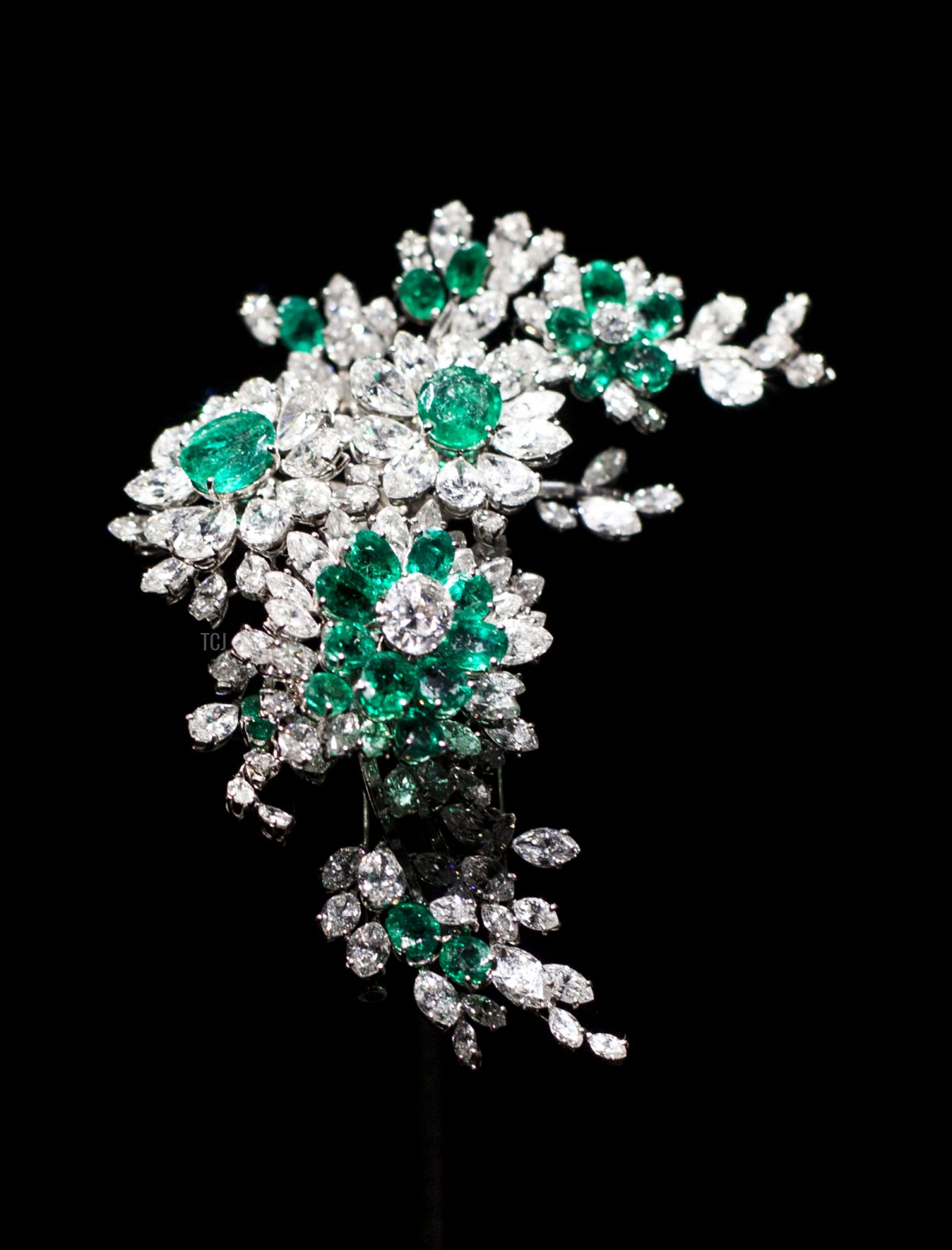 Un broche 'Tremblant' di Bulgari, regalato all'attrice Elizabeth Taylor dal suo quarto marito Eddie Fisher, in esposizione al Victoria and Albert Museum il 2 aprile 2014 a Londra, Inghilterra