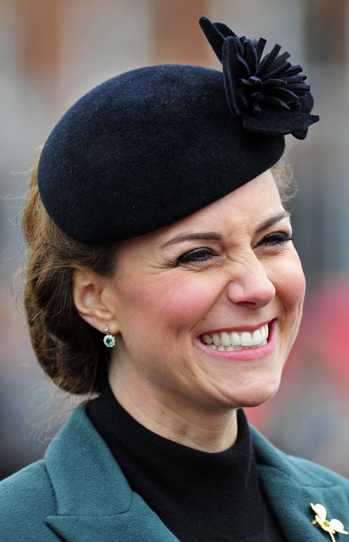 Catherine, Duchessa di Cambridge, sorride durante una visita con suo marito, il Principe William, per assistere a una Parata del Giorno di San Patrizio a Mons Barracks ad Aldershot, nel sud dell'Inghilterra, il 17 marzo 2013