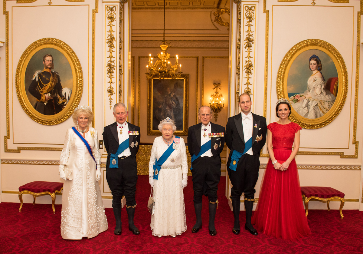 La Regina e il Duca di Edimburgo, insieme al Principe di Galles, alla Duchessa di Cornovaglia, e al Duca e alla Duchessa di Cambridge, arrivano alla reception serale annuale per i membri del Corpo Diplomatico a Buckingham Palace a Londra il 8 dicembre 2016 (Dominic Lipinski-WPA Pool/Getty Images)