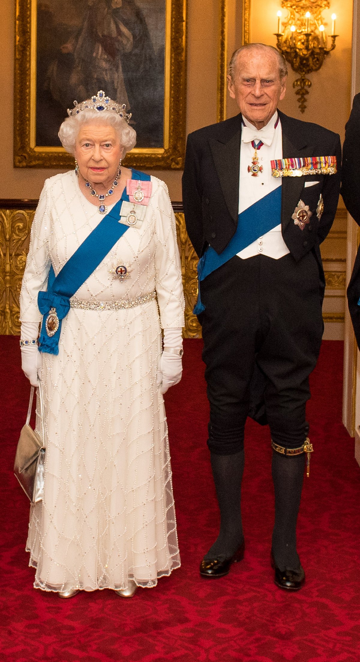 La Regina e il Duca di Edimburgo arrivano alla reception serale annuale per i membri del Corpo Diplomatico a Buckingham Palace a Londra il 8 dicembre 2016 (Dominic Lipinski-WPA Pool/Getty Images)