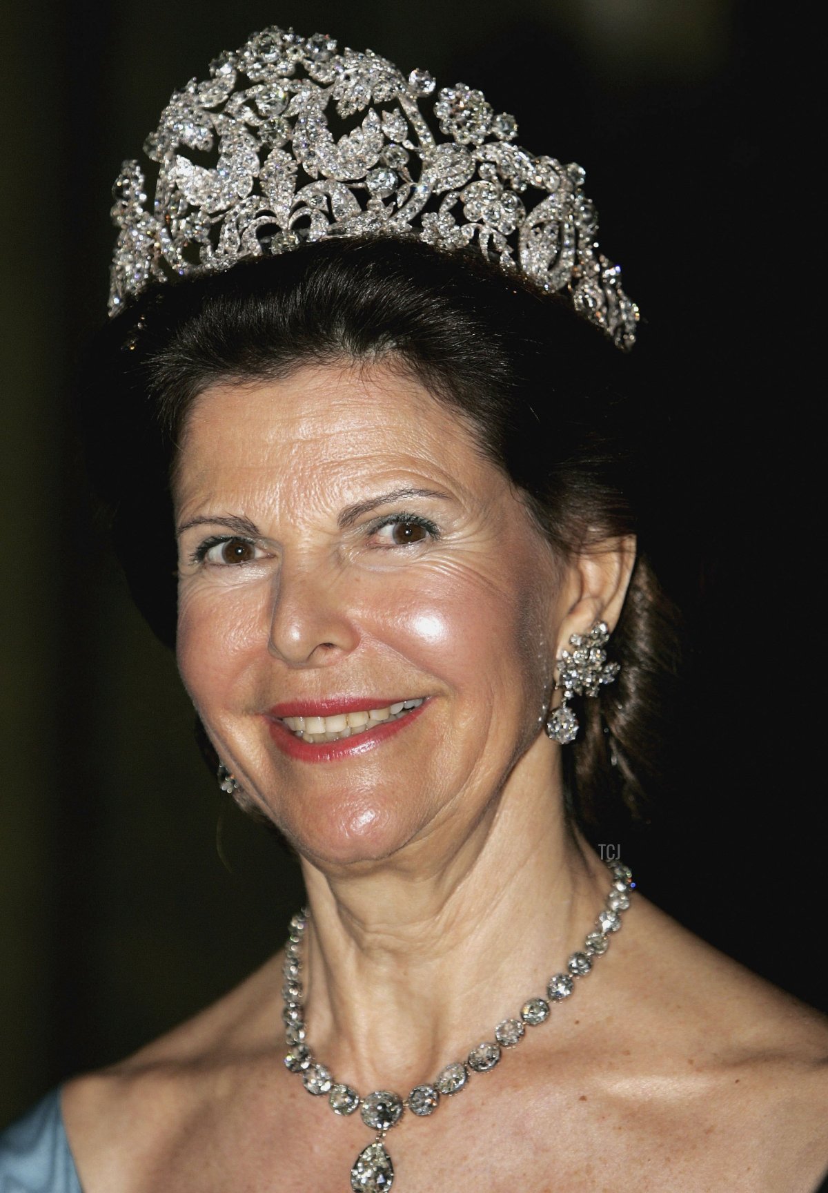 La Regina Silvia di Svezia è vista mentre accoglie gli ospiti prima di una Cena di Gala presso il Palazzo Reale per celebrare il 60° compleanno di Re Carlo XVI Gustavo di Svezia il 30 aprile 2006 a Stoccolma, Svezia