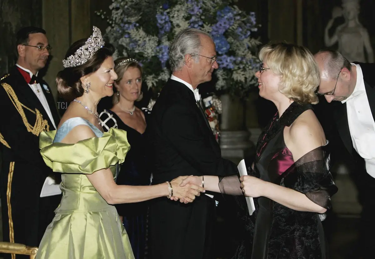 S.M. Re Carlo Gustavo XVI e Regina Silvia accolgono gli ospiti mentre arrivano per la Cena di Gala presso il Palazzo Reale per celebrare il 60° compleanno di Re Carlo XVI Gustav di Svezia il 30 aprile 2006 a Stoccolma, Svezia