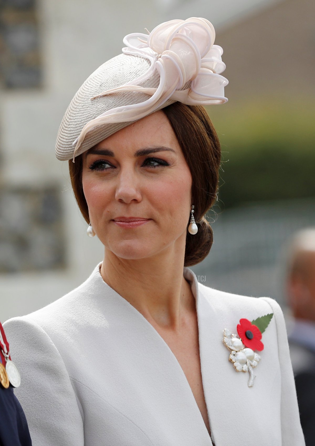 Catherine, duchessa di Cambridge e Principe William, duca di Cambridge prima di una cerimonia al Cimitero di Tyne Cot delle Commissioni delle Guerre del Commonwealth il 31 luglio 2017 a Ypres, Belgio