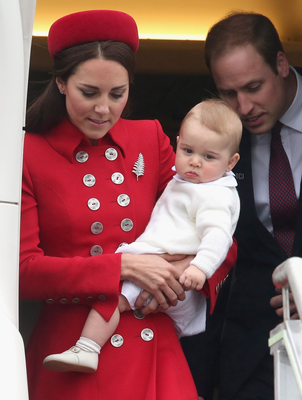 Catherine, duchessa di Cambridge, Principe William, duca di Cambridge e Principe George di Cambridge arrivano all'aeroporto militare di Wellington su un RNZAF 757 proveniente da Sydney il 7 aprile 2014 a Wellington, Nuova Zelanda