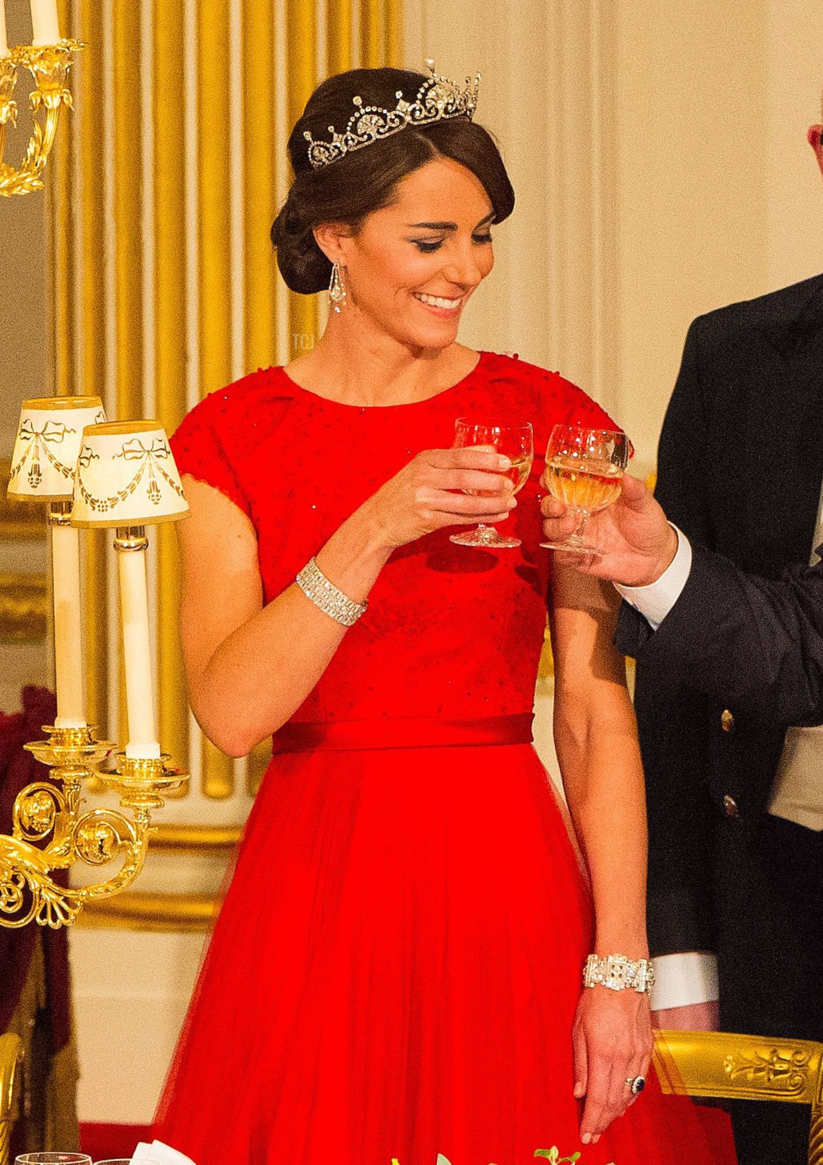 Chinese President Xi Jinping (R) raises a glass with Britain's Catherine, Duchess of Cambridge, during State Banquet hosted by Britain's Queen Elizabeth II (unseen) at Buckingham Palace in London, on October 20, 2015, on the first official day of Xi's state visit