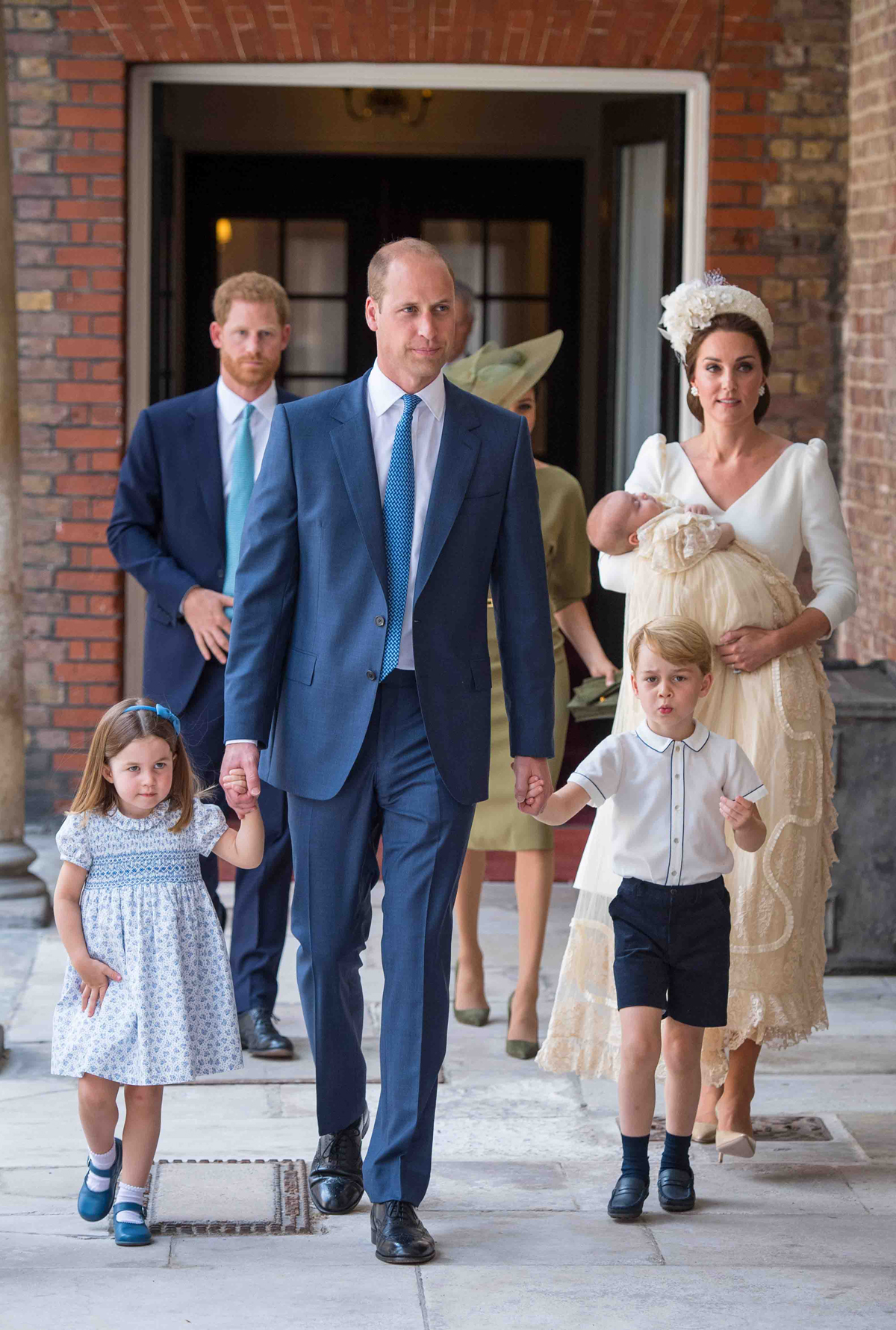 Il Duca e la Duchessa di Cambridge, con il Principe George, la Principessa Charlotte e il Principe Louis, ritratti dopo il battesimo del Principe Louis presso la Cappella Reale, Palazzo di St. James il 9 luglio 2018 (DOMINIC LIPINSKI/AFP/Getty Images)