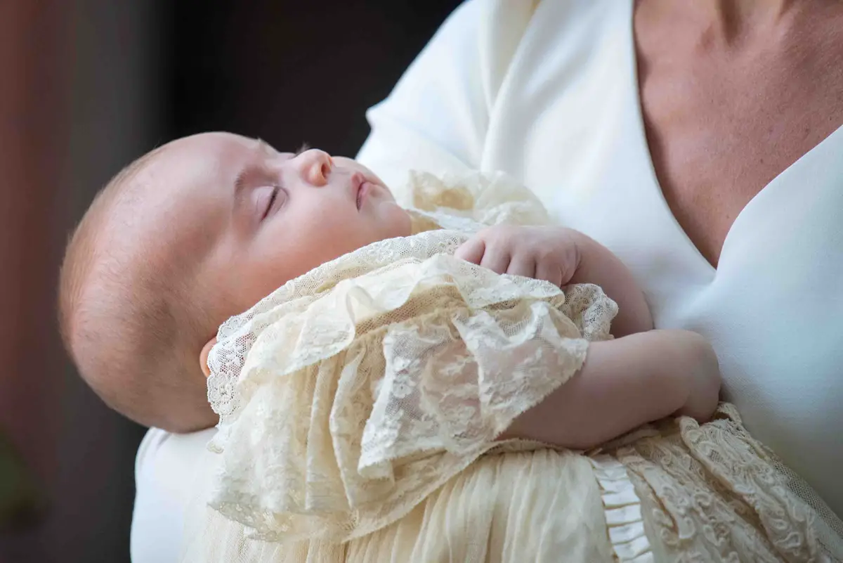 La Duchessa di Cambridge, con il Principe Louis, ritratti dopo il suo battesimo presso la Cappella Reale, Palazzo di St. James il 9 luglio 2018 (DOMINIC LIPINSKI/AFP/Getty Images)