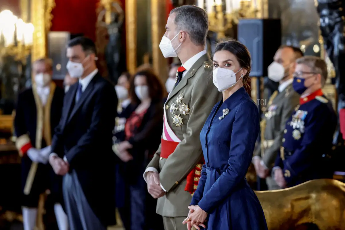 Il Re Felipe VI di Spagna (C) e la Regina Letizia di Spagna partecipano alla cerimonia 'Pascua Militar' durante la parata militare di Capodanno e le celebrazioni al Palazzo Reale di Madrid il 6 gennaio 2022