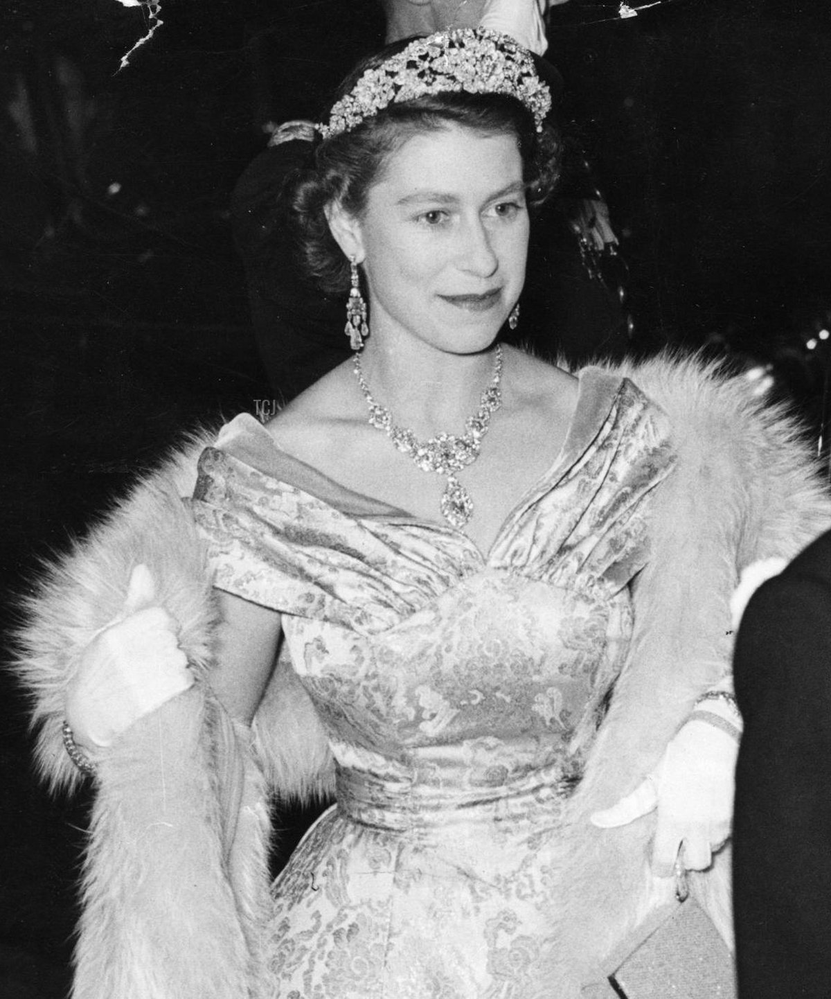 La Regina Elisabetta II sorride mentre viene ricevuta dal Principe Littler all'arrivo al London Palladium per lo Spettacolo Varietà Reale, 3 novembre 1952