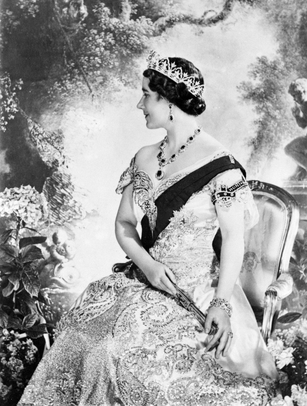 Queen Elizabeth, ex Duchessa di York, sorride mentre posa nel 1937 per un'immagine ufficiale a Londra dopo la Coronazione