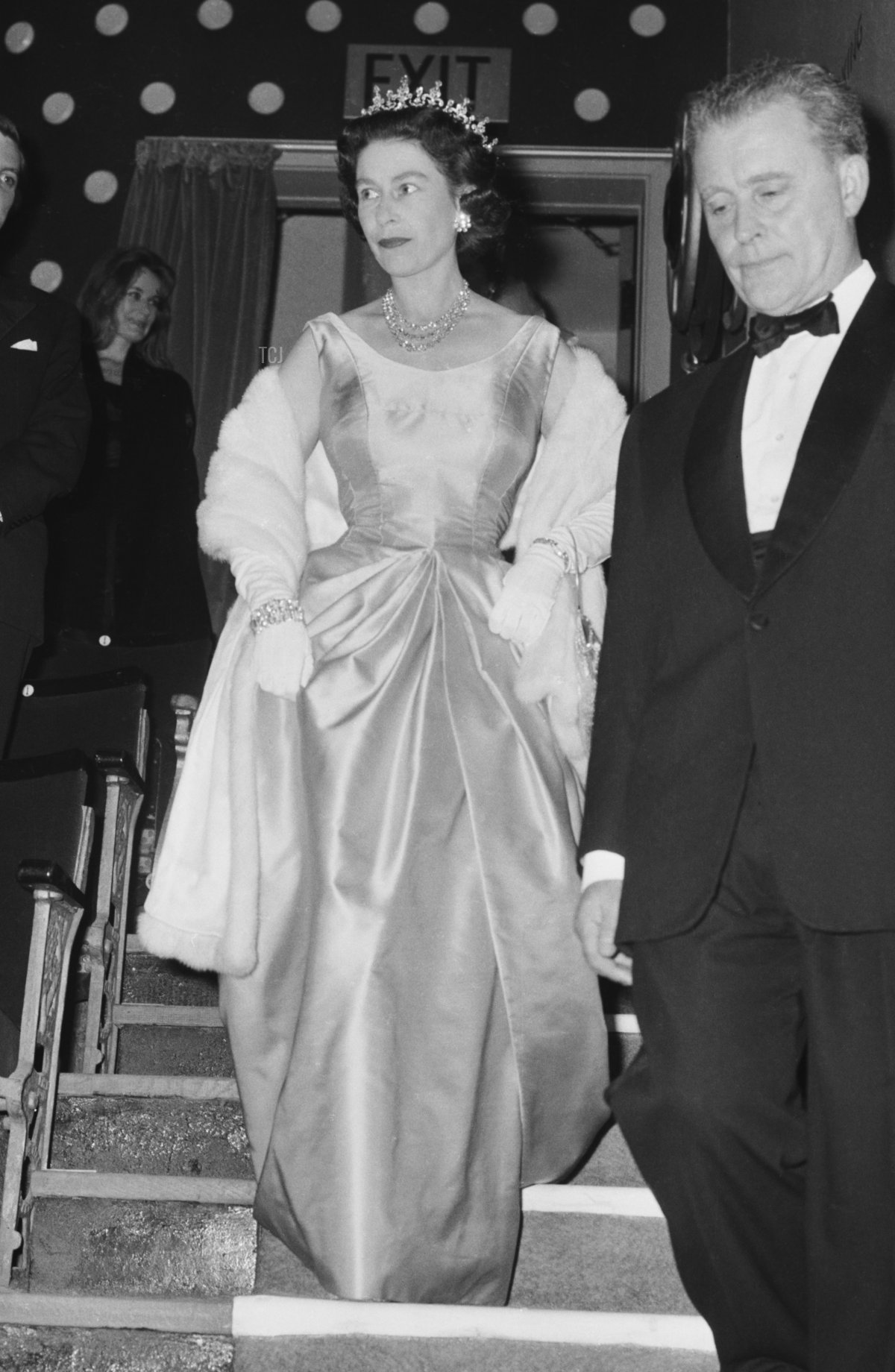 La Regina Elisabetta II partecipa a una performance presso la RADA (Royal Academy of Dramatic Art), per celebrare il giubileo di diamante della scuola di recitazione (60° anniversario), Londra, Regno Unito, novembre 1964