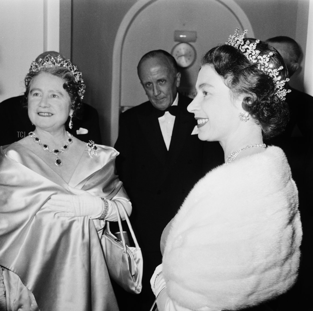 La Regina Elisabetta II e la Regina Madre (1900 - 2002) partecipano a una performance presso la RADA (Royal Academy of Dramatic Art), per celebrare il giubileo di diamante della scuola di recitazione (60° anniversario), Londra, Regno Unito, novembre 1964