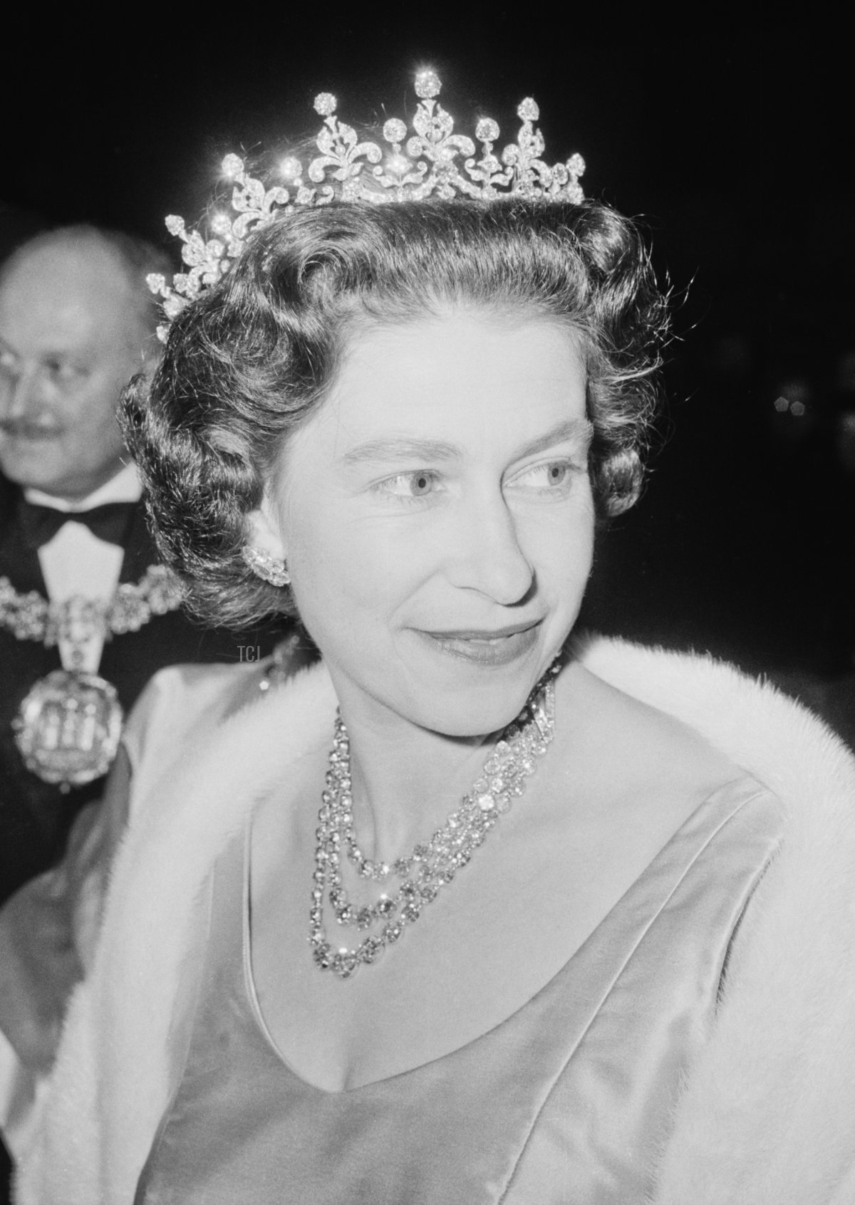 La Regina Elisabetta II partecipa a una performance presso la RADA (Royal Academy of Dramatic Art), per celebrare il giubileo di diamante della scuola di recitazione (60° anniversario), Londra, Regno Unito, novembre 1964