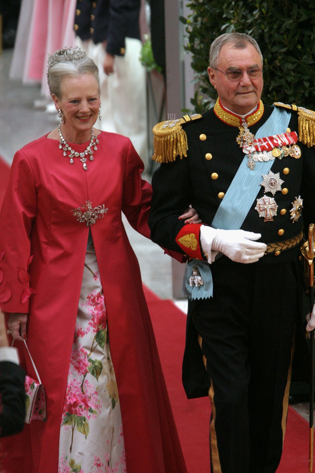 La Regina Margrethe II di Danimarca e il principe Henrik partecipano al matrimonio tra il loro figlio, il Principe Ereditario Frederik, e la signorina Mary Elizabeth Donaldson presso la Cattedrale di Copenaghen il 14 maggio 2004