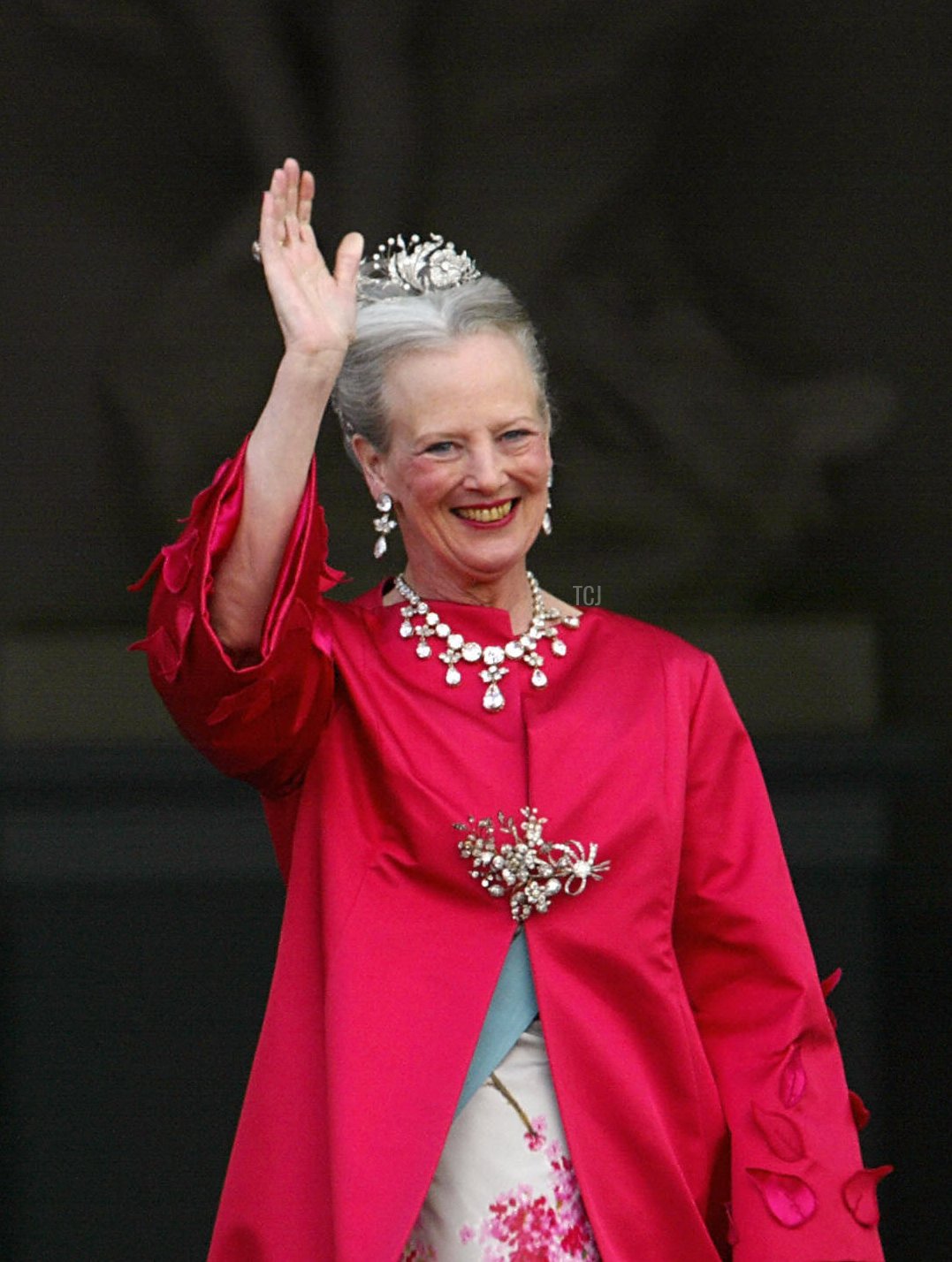 La Regina Margrethe di Danimarca saluta i benauguranti arrivando al castello di Amalienborg il 14 maggio 2004, dopo che la signorina Mary Elizabeth Donaldson ha sposato il loro figlio, il Principe Ereditario Frederik, in una cerimonia presso la cattedrale di Copenaghen