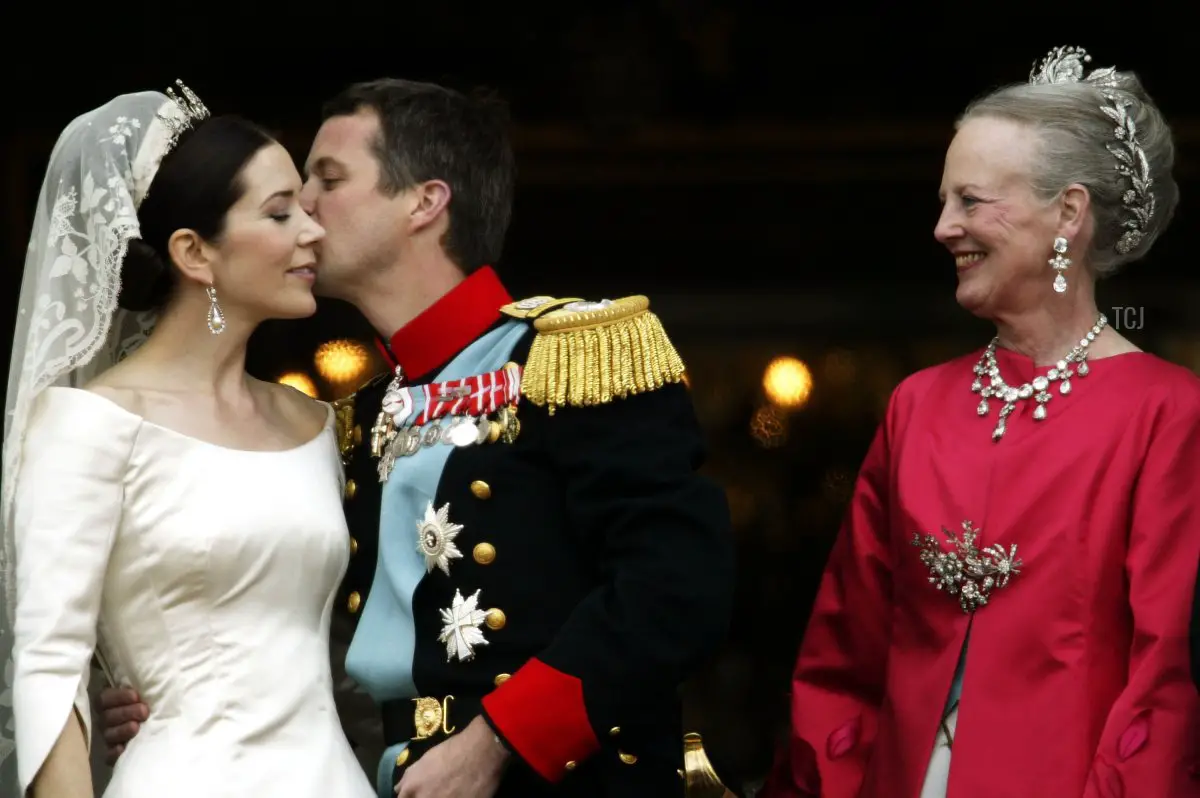 La Principessa Mary e il Principe Frederik si baciano mentre la Regina Margrethe II di Danimarca osserva il Royal couple apparire sul balcone del Palazzo di Christian VII dopo il loro matrimonio il 14 maggio 2004 a Copenaghen, Danimarca