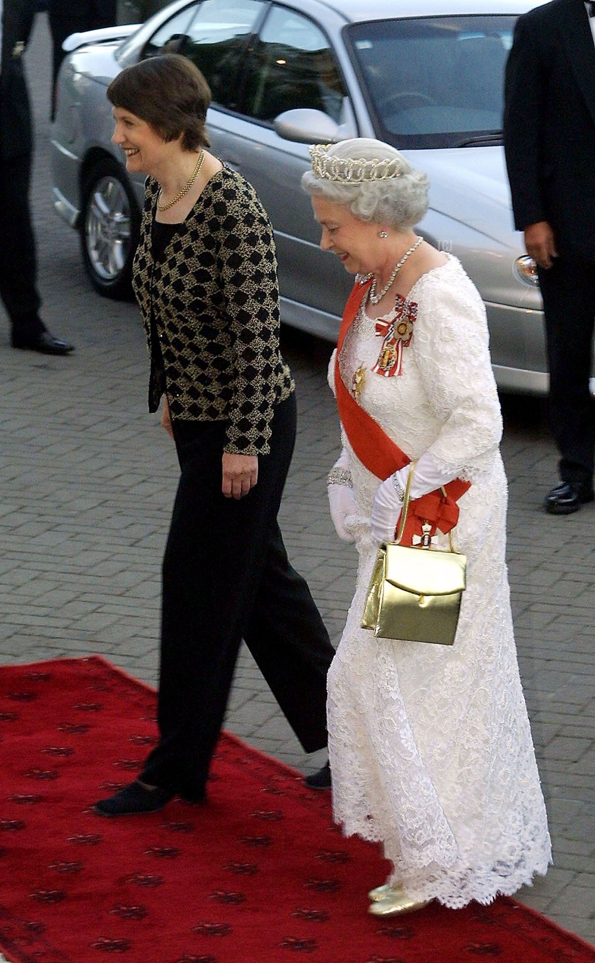 La regina britannica Elisabetta II (a destra) e il primo ministro neozelandese Helen Clark arrivano per una cena di Stato al Banquet Hall della Parliament House il 25 febbraio 2002 a Wellington, Nuova Zelanda