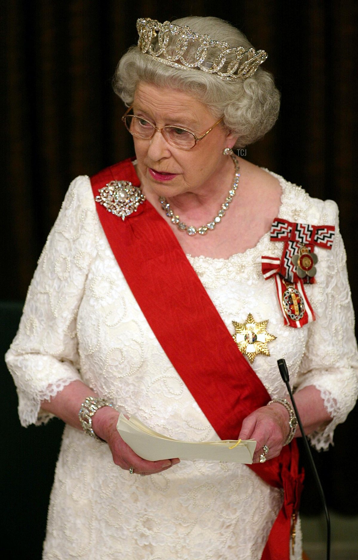 La regina Elisabetta II pronuncia il suo discorso al Parlamento neozelandese durante una cena di Stato al Beehive di Wellington, 25 febbraio 2002, durante il tour del suo Giubileo d'Oro