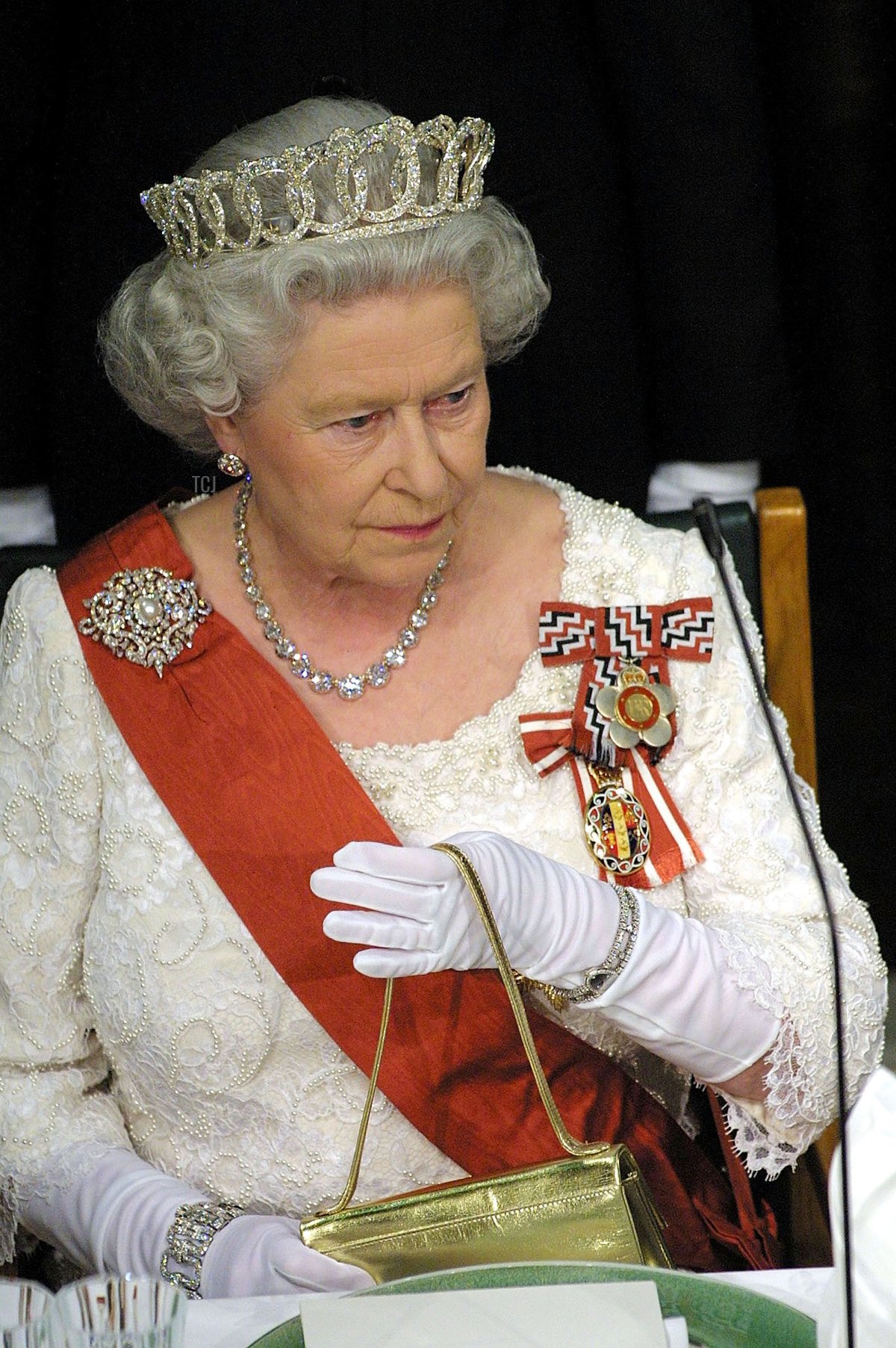 La regina britannica Elisabetta II prende posto durante una cena di Stato al Banquet Hall della Parliament House il 25 febbraio 2002 a Wellington, Nuova Zelanda