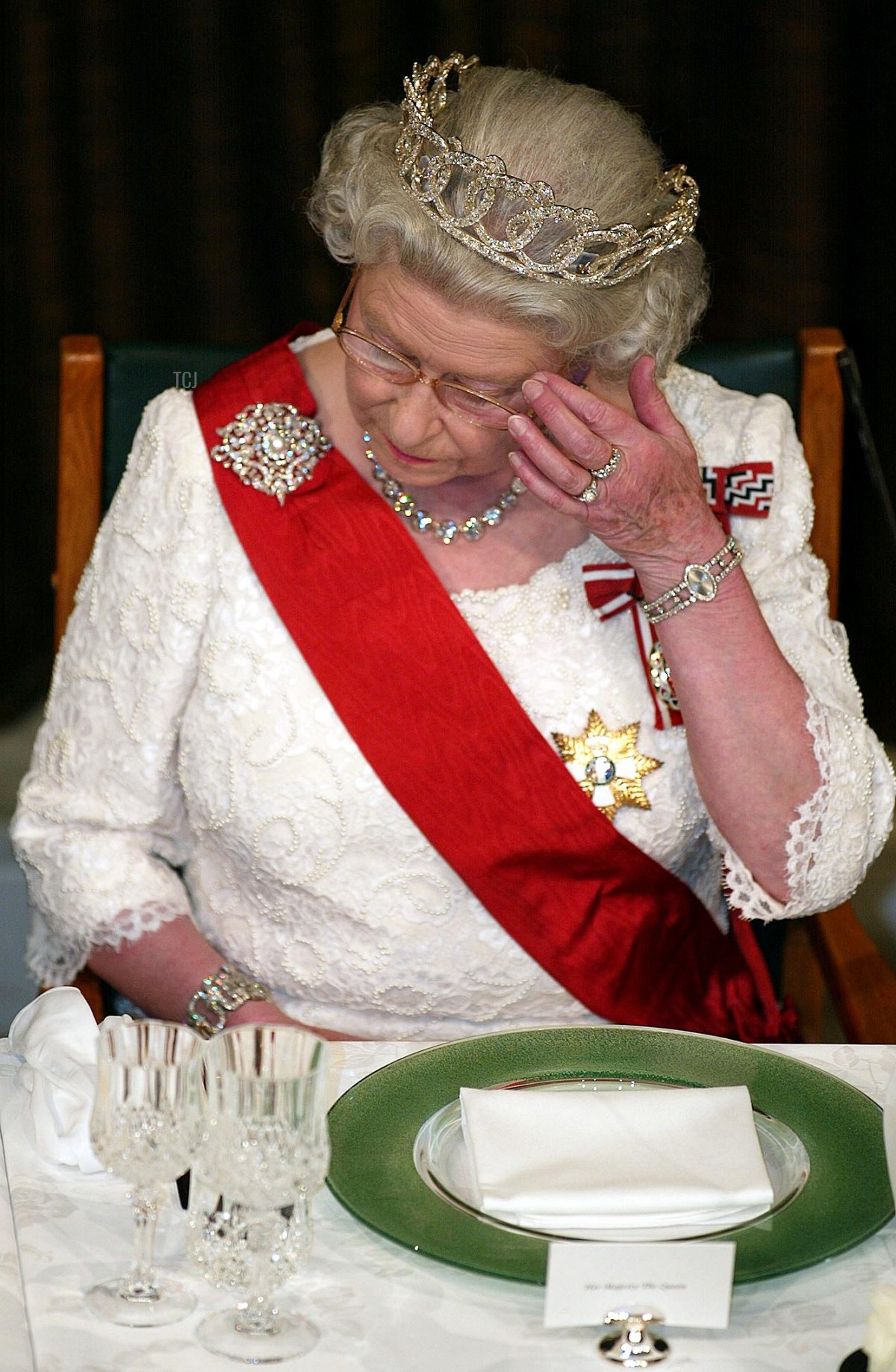 La regina Elisabetta II reagisce quando il primo ministro neozelandese Helen Clark porge le sue condoglianze per la recente morte della sorella, la principessa Margaret, durante una cena di Stato al Beehive di Wellington, 25 febbraio 2002