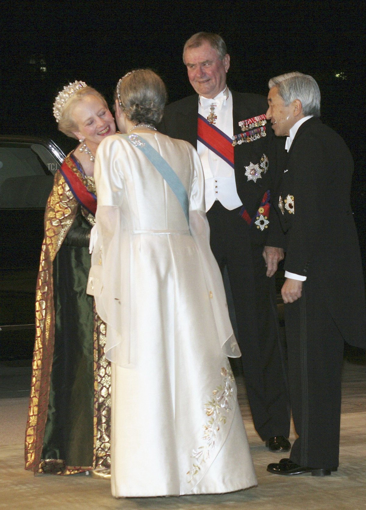 La Regina Margrethe II di Danimarca, l'Imperatrice Michiko, il Principe Consorte Henrik di Danimarca e l'Imperatore Akihito all'arrivo al Palazzo Imperiale per un banchetto formale il 16 novembre 2004 a Tokyo, Giappone