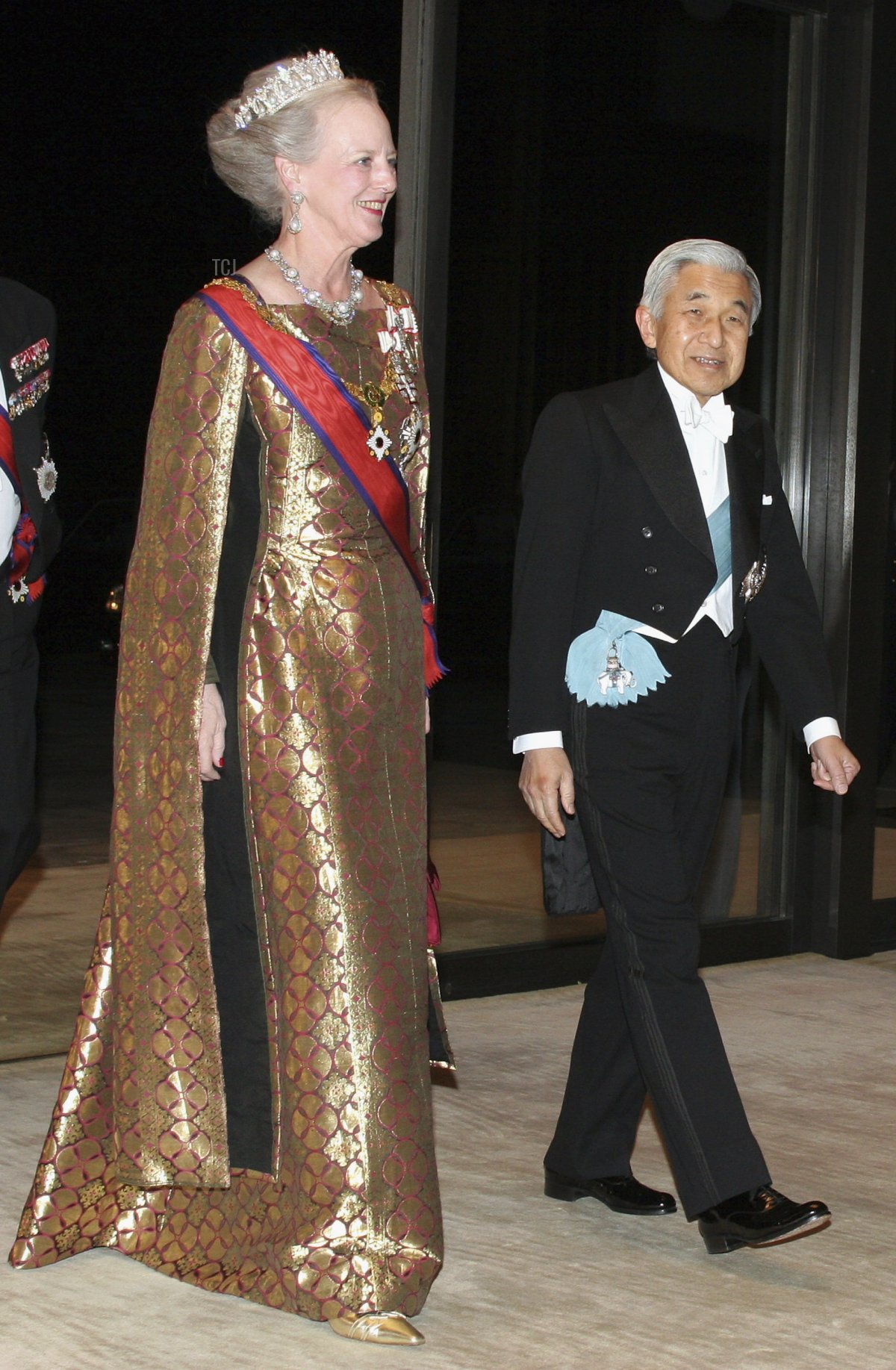 L'Imperatore Akihito(R) guida la Regina Margrethe II(C) e il Principe Consorte Henrik(L) al loro arrivo al Palazzo Imperiale per un banchetto formale il 16 novembre 2004 a Tokyo, Giappone