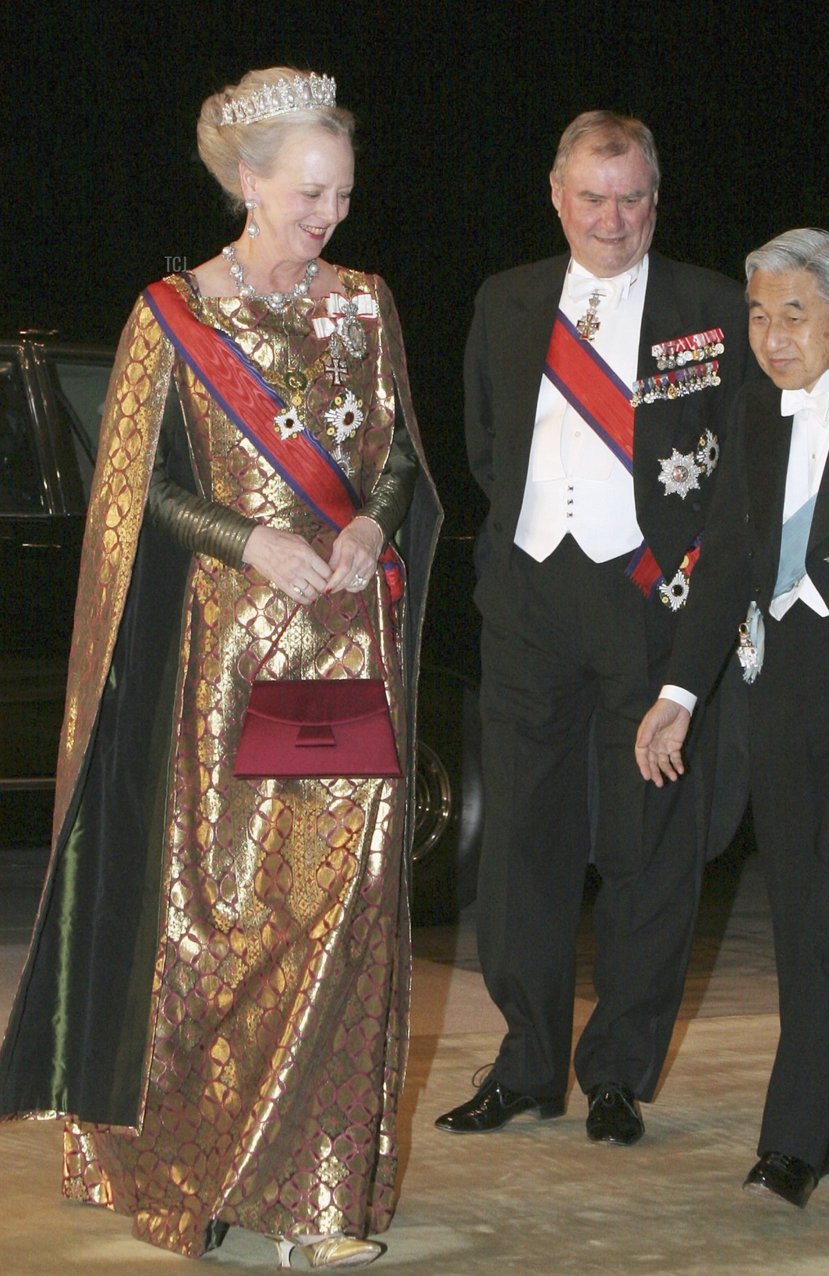 La Regina Margrethe II e il Principe Consorte Henrik di Danimarca arrivano al Palazzo Imperiale mentre l'Imperatore Akihito e l'Imperatrice Michiko li accolgono per un banchetto formale il 16 novembre 2004 a Tokyo, Giappone