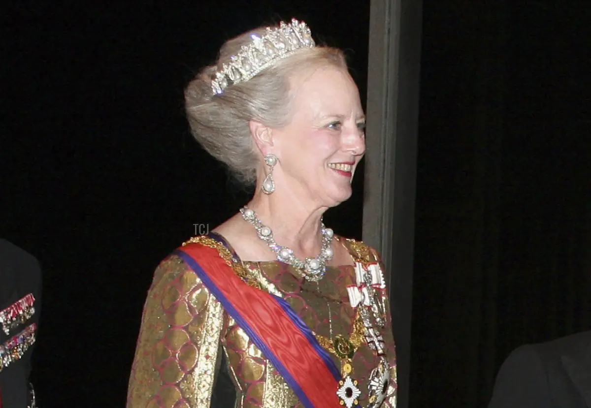 L'Imperatore Akihito(R) guida la Regina Margrethe II(C) e il Principe Consorte Henrik(L) durante il loro arrivo al Palazzo Imperiale per un banchetto formale il 16 novembre 2004 a Tokyo, Giappone