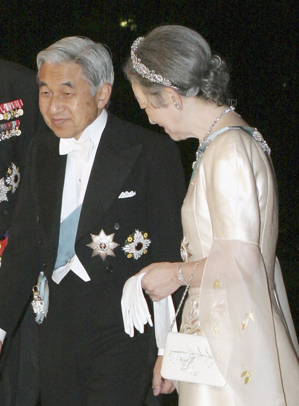 La Regina Margrethe II e il Principe Consorte Henrik di Danimarca, arrivano al Palazzo Imperiale mentre l'Imperatore Akihito e l'Imperatrice Michiko li accolgono per un banchetto formale il 16 novembre 2004 a Tokyo, Giappone