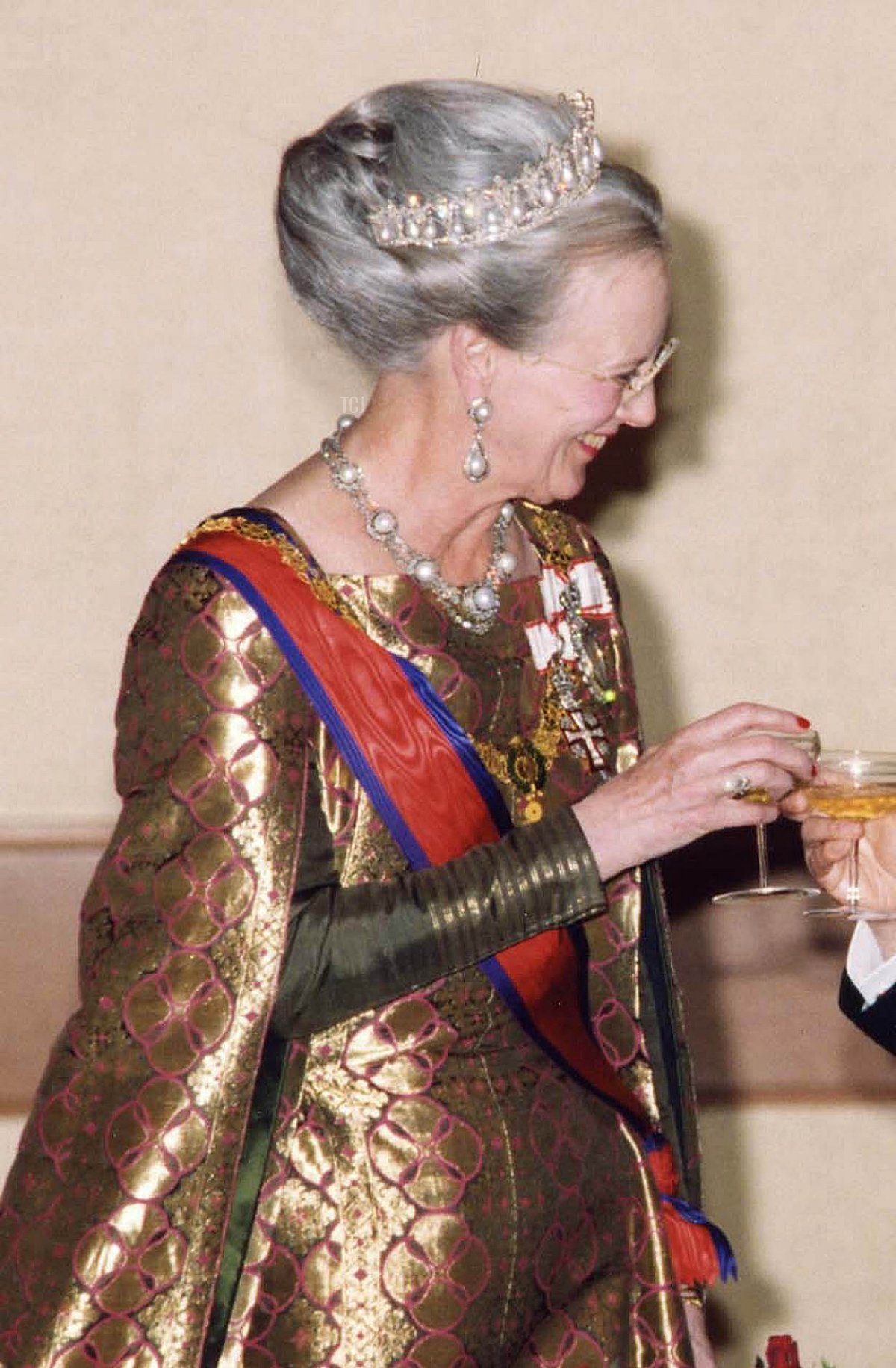 In questa foto fornita dal Palazzo Imperiale, l'Imperatore giapponese Akihito (R) brinda con la Regina Margrethe II di Danimarca durante un banchetto al Palazzo Imperiale il 16 novembre 2004 a Tokyo, Giappone