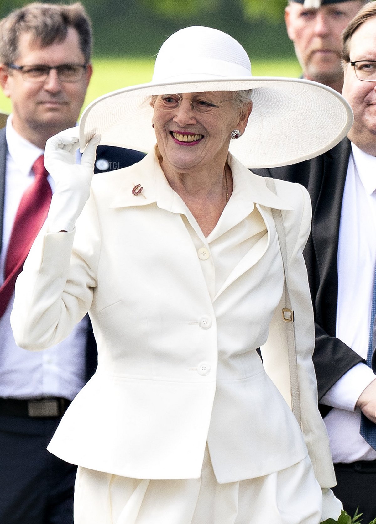 La regina Margrethe di Danimarca, il sindaco di Kolding Jorn Pedersen ed il principe Christian di Danimarca visitano il vecchio confine con la Germania, a Frederikshoej, a sud di Kolding, Danimarca, il 13 giugno 2021, durante le celebrazioni per il 101° anniversario della riunificazione con la Jutlandia Meridionale