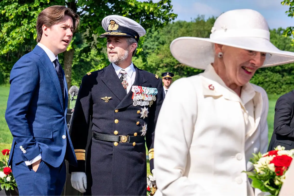 Il principe Christian di Danimarca (a sinistra) parla con il padre il principe ereditario Frederik accanto alla regina Margrethe di Danimarca all'arrivo presso il vecchio confine con la Germania, a Frederikshoej, a sud di Kolding, Danimarca, il 13 giugno 2021, durante le celebrazioni per il 101° anniversario della riunificazione con la Jutlandia Meridionale